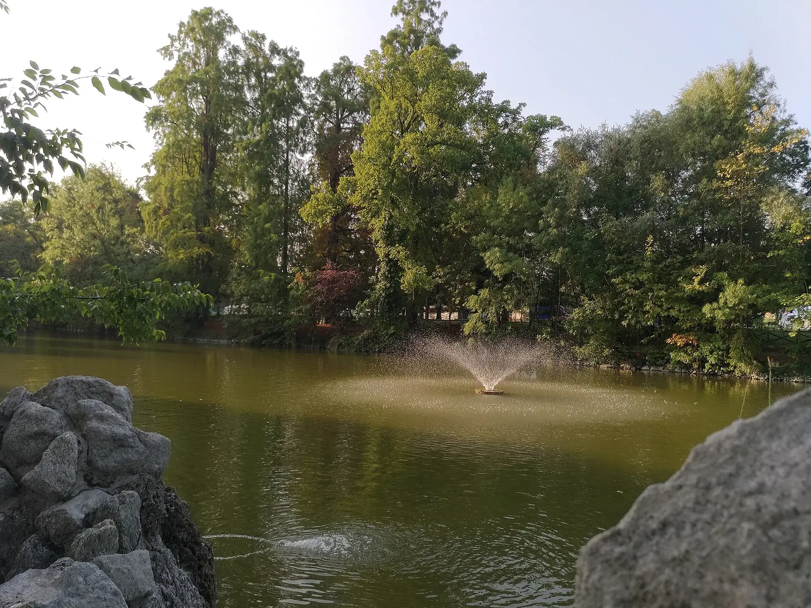 Il lago dei Giardini Margherita, uno dei parchi cittadini di Bologna.