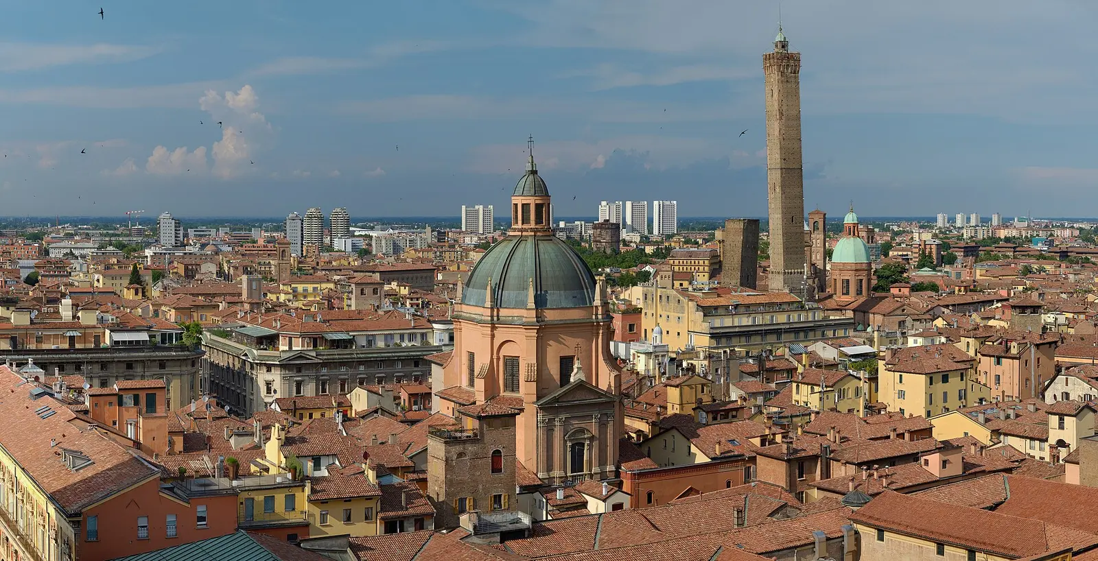 Veduta panoramica dei tetti e delle torri di Bologna.