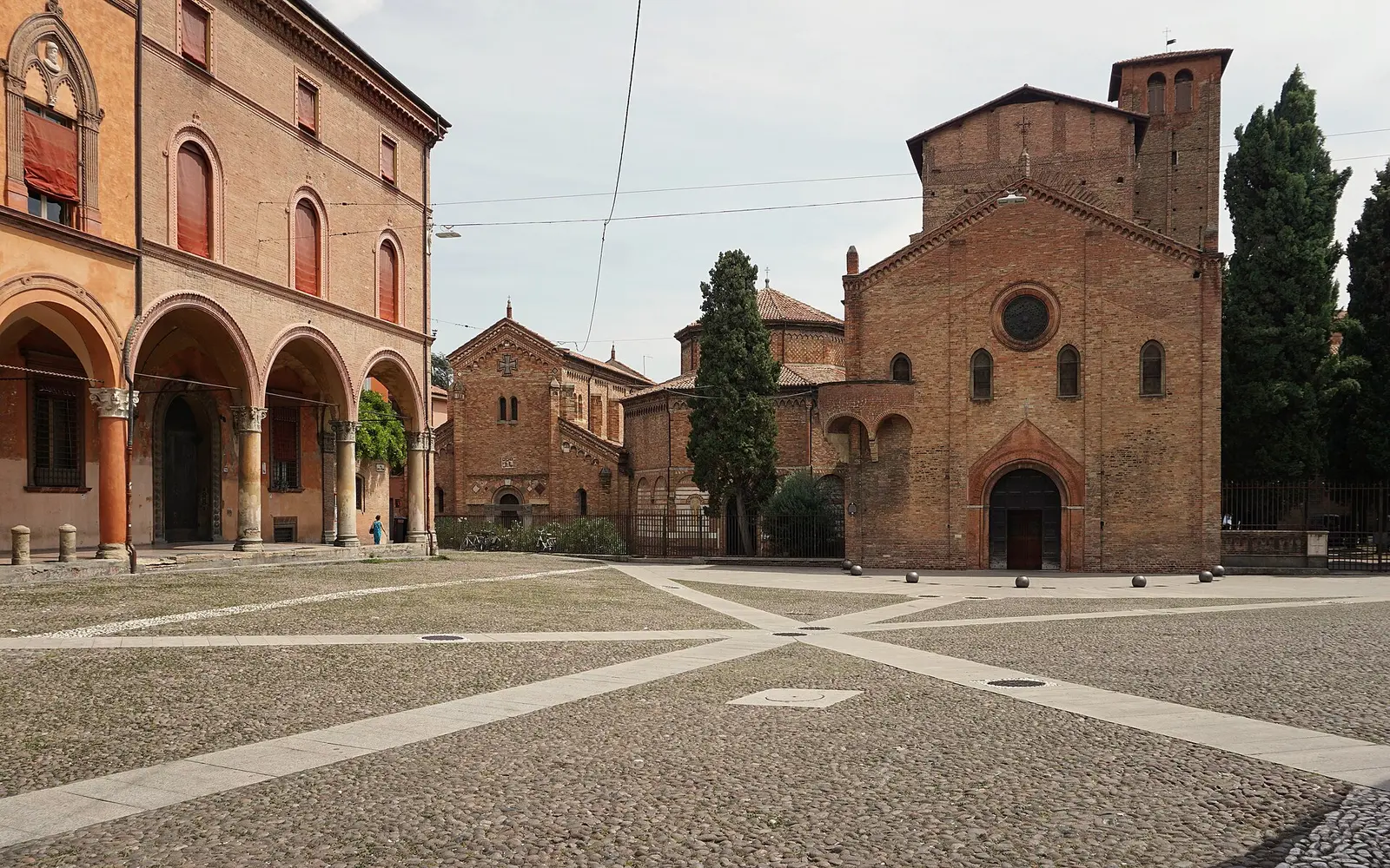 La piazza e il complesso delle Sette Chiese a Bologna.