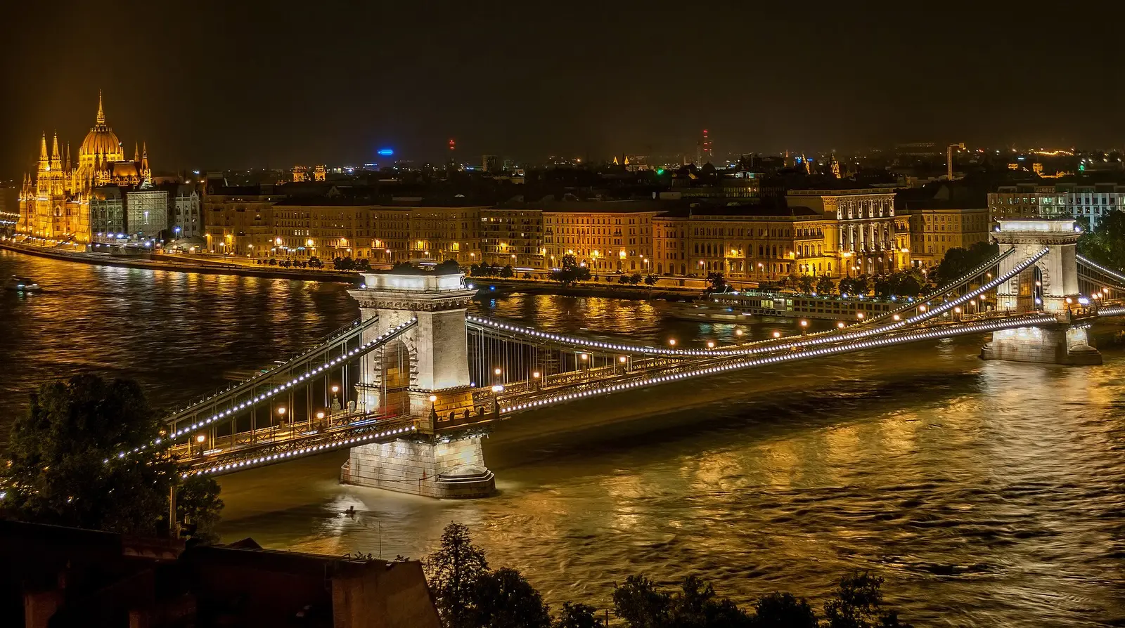 Il Ponte delle Catene attraversa il Danubio a Budapest dopo il tramonto.