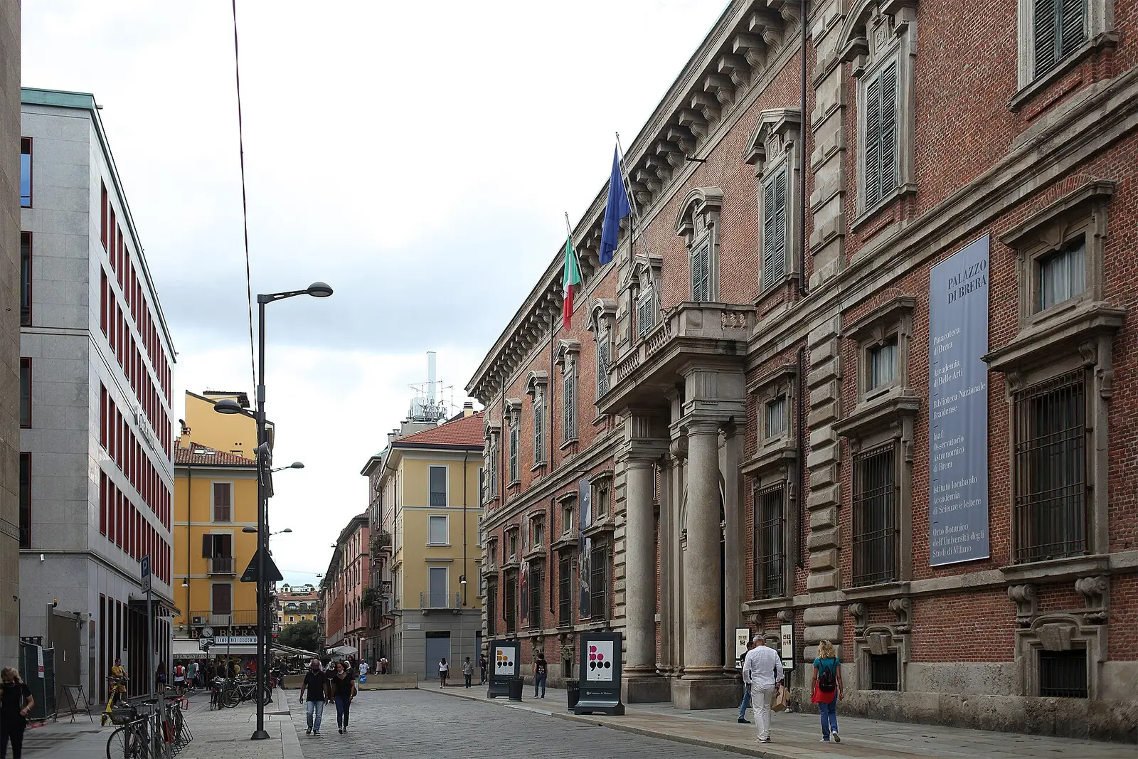 La facciata laterale di Palazzo Brera a Milano.