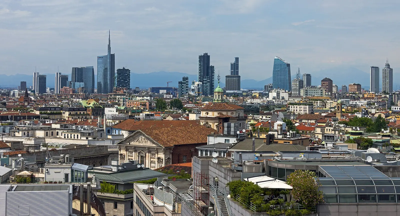 Tetti e skyline di Milano visti dal tetto del Duomo.