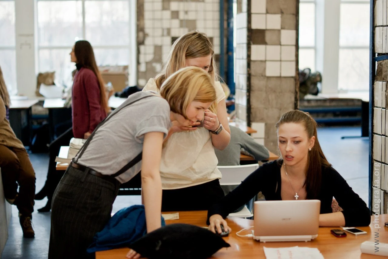 Persone che lavorano e discutono insieme in uno spazio di coworking.